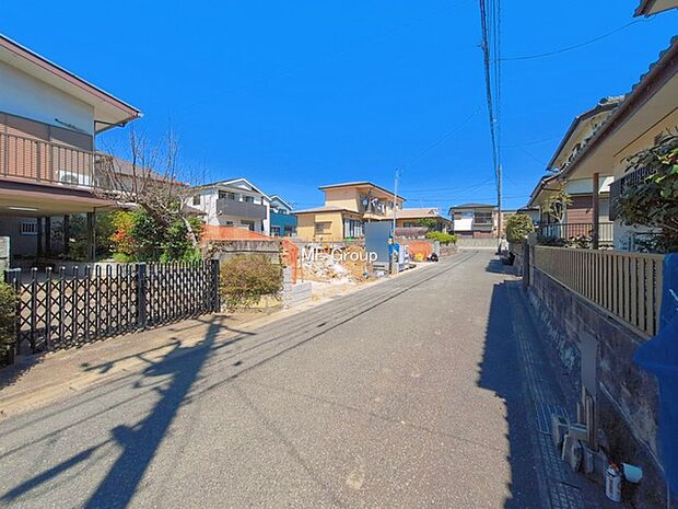 ～Exterior～　前面道路：南 5m 公道　前面道路は閑静な住宅地をはしる車通りの少ない道路。駐車の出し入れもらくらくです！ご不明点・現地見学のご希望は、お気軽にお問い合わせください！