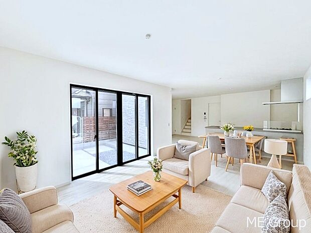 ~Living~ 家族の会話や笑顔が行き交うリビングです。子供が走ってる姿を見ながら、大きなソファやダイニングテーブルでゆったり食事をしたりくつろぎたい♪そんな夢が叶えられる空間です!※家具はCGです