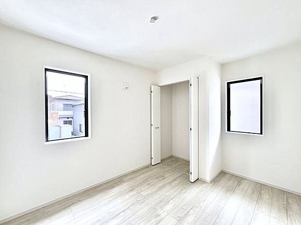 ~Bed Room~ 部屋数が多いのが戸建てのメリットです。ご家族が増えたことで手狭に感じていた住まいも戸建てでは各居室プライバシーを保つことができます。住まいにゆとりが生まれ心もリラックスできます♪