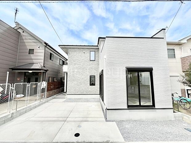 ~Exterior~ 閑静な住宅地で子育て家族にピッタリ。 毎日のお散歩も快適な緑に恵まれたエリアで、自然に包まれた穏やかな暮らしを実現するための、ゆとりある住環境が整っています。