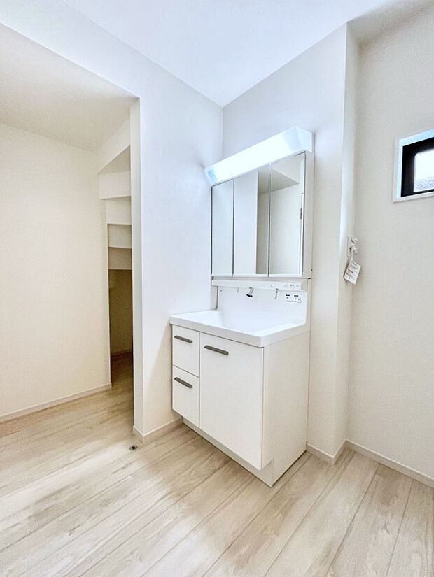 ~Dressing Room~ 十分な大きさの洗面台は収納もさる事ながら、身だしなみチェックや歯磨きなど、朝の慌ただしい時間でもホテルライクなスペースで余裕とゆとりを感じて頂けます。