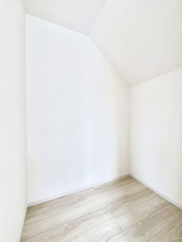 ~Walk-in Closet~ 必要なものやコーディネートを一覧して確認でき、身支度や準備が短時間で済むウォークインクローゼットを設置しました。家の中をすっきりとさせる便利な収納スペースです。