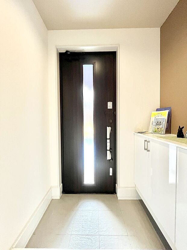 ◆2号棟◆~Entrance~ 家の中でお客様を迎える最初の場所である玄関は、家の印象そのものです!豊富な玄関収納で、常に綺麗に保つことが出来ます♪玄関にはたっぷり収納の下駄箱を完備!