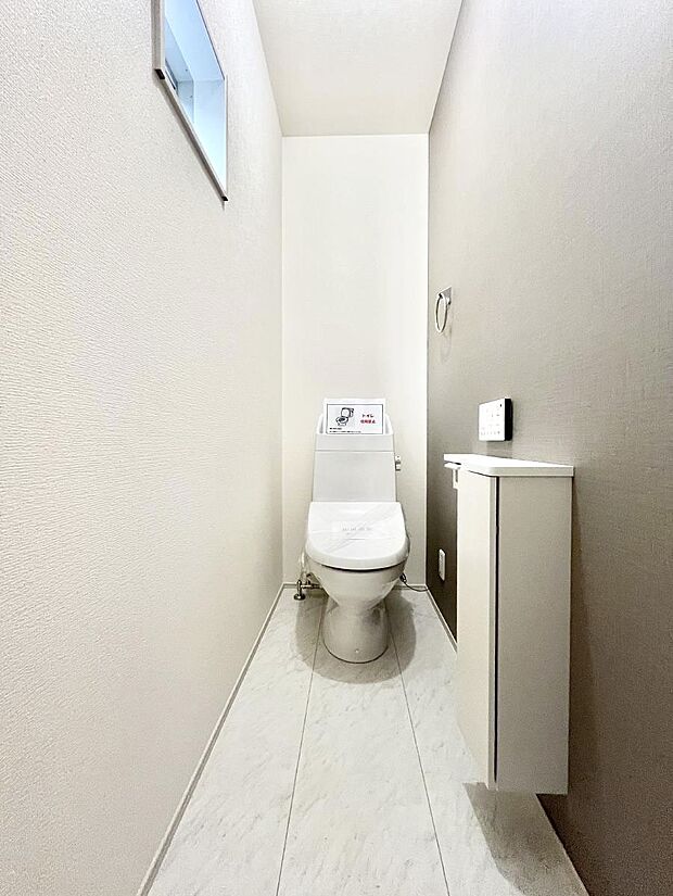 ◆2号棟◆~Toilet~ 綺麗・スッキリ・快適なウォシュレット付トイレでくつろげる空間です。採光もあり明るく、快適空間となっております♪毎日使う場所だからこその配慮です!