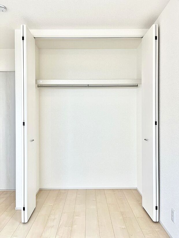 ◆2号棟◆~Closet~ 壁面クローゼットがあればタンスを置く必要がなく、出っ張りのないスッキリ空間を維持できます。限られたスペースを有効に活用できそう。衣類や趣味の品などたっぷり収納出来ますね♪