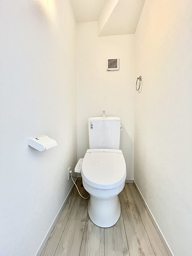 ~Toilet~ 綺麗・スッキリ・快適なウォシュレット付トイレでくつろげる空間です。トイレは毎日使わざるを得ないもの。いつも清潔を保ちたいですね。トイレが2ヶ所あるので朝の混雑時に便利です!