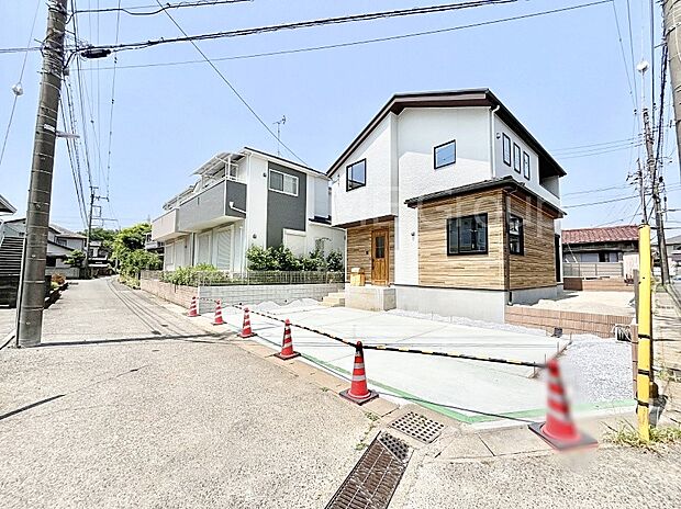 ～Exterior～　前面道路は閑静な住宅地をはしる車通りの少ない道路。駐車の出し入れもらくらくです！ご不明点・現地見学のご希望は、お気軽にお問い合わせください！