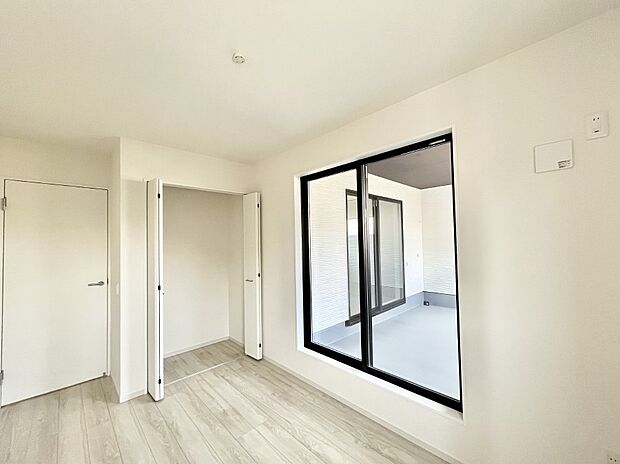 ~Bed Room~ バルコニーからの採光で朝もスッキリ目が覚めそうですね!穏やかな光が差し込む室内には、穏やかな時間が流れます。休日には、落ち着いた空間で自分の趣味を楽しむのはいかがですか。