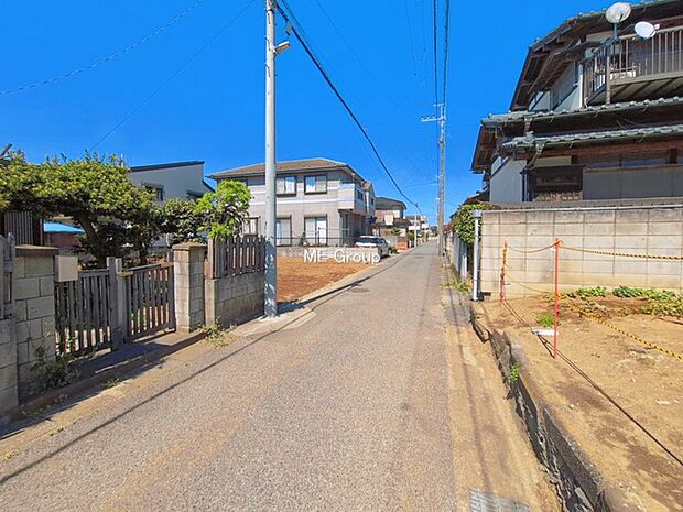 ～Exterior～　前面道路：南東 4m 公道　前面道路は閑静な住宅地をはしる車通りの少ない道路。駐車の出し入れもらくらくです！ご不明点・現地見学のご希望は、お気軽にお問い合わせください！