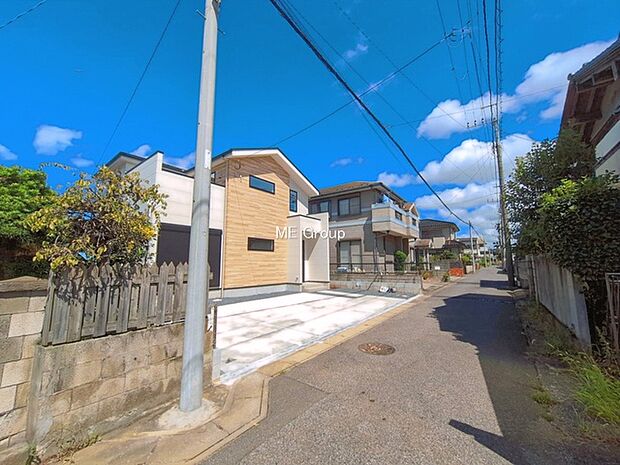 ～Exterior～　前面道路：南東 4m 公道　前面道路は閑静な住宅地をはしる車通りの少ない道路。駐車の出し入れもらくらくです！ご不明点・現地見学のご希望は、お気軽にお問い合わせください！