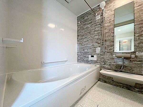 ～Bath Room～　落ち着いた雰囲気の浴室で明日に向けてリフレッシュ。浴室乾燥機能も付いているので隣の洗濯機置き場で洗い上がった洗濯物を、雨の日も天気を気にせず乾燥させることも可能です。