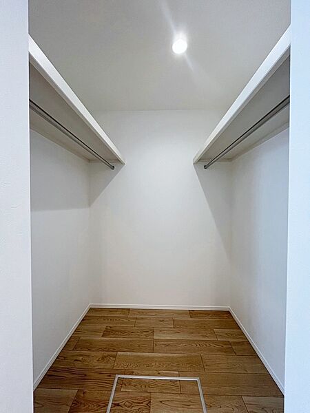 ～Walk-in Closet～　たくさんの洋服をかけてもシワになりにくいウォークインクローゼット。洋服以外にも、普段使わない家電やスーツケース、ストック品など何でも片付く嬉しい空間です。