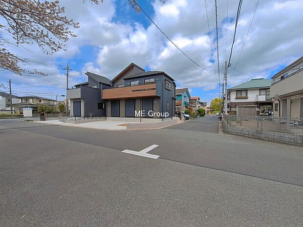 ～Exterior～　前面道路：南東 8.18m 公道、北東 5.94m 公道　住宅地になっているので車量も少なく、静かな立地です。子育て環境も良好です♪♪周辺環境もあわせてご案内させて頂きます。