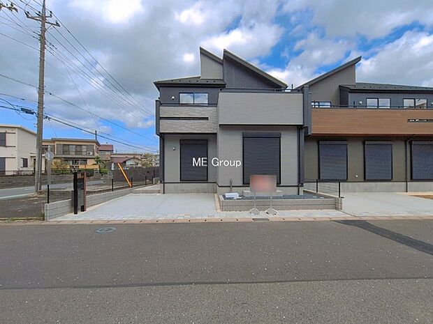 ◆1号棟◆~Exterior~ 堂々たる趣ながら、主張し過ぎずどこか余裕を感じさせるシャープなフォルムで佇む邸宅は、晴天の空と照らし合わせる事で、本来あるべき完成形の姿を見せてくれます。