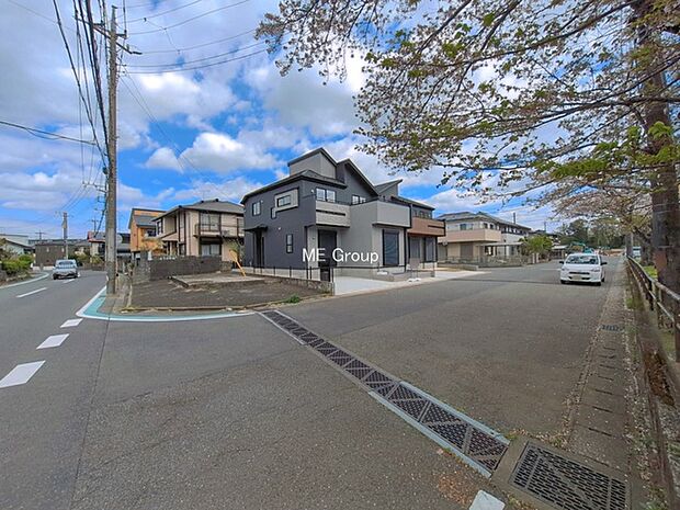 ~Exterior~ 前面道路:南東 8.2m 公道 前面道路は閑静な住宅地をはしる車通りの少ない道路。駐車の出し入れもらくらくです!ご不明点・現地見学のご希望は、お気軽にお問い合わせください!