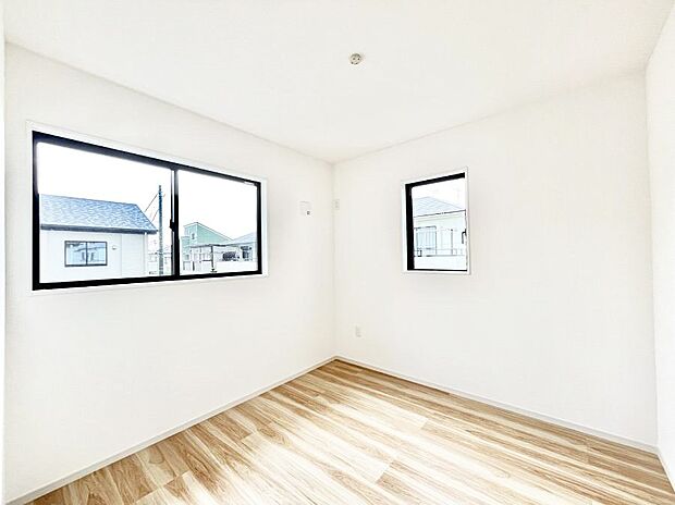 ◆2号棟◆~Bed Room~ 2面採光を確保した明るい室内は、風通しも良く、大変居心地の良い空間となっております。爽やかな風を感じて起きる朝は、快適生活の始まりに!日当たりが良い住まい♪