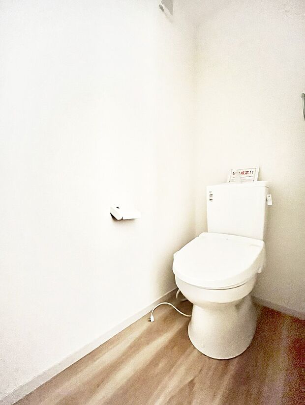 明るく清潔感のあるトイレです。