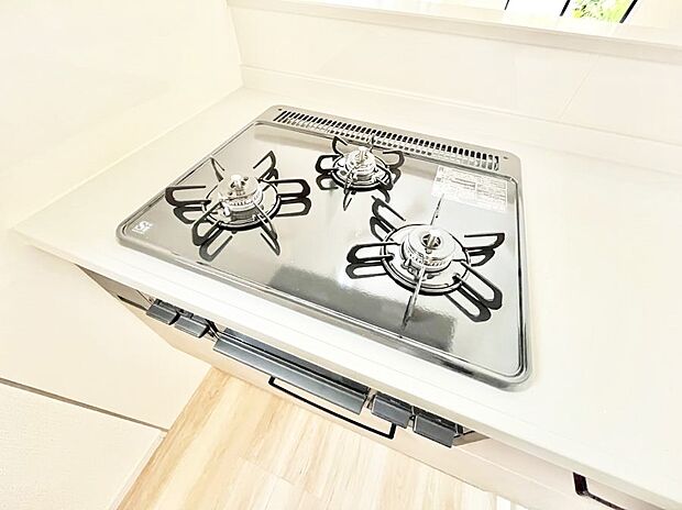◆2号棟◆三口ガスコンロでお料理が一気にはかどりそう。