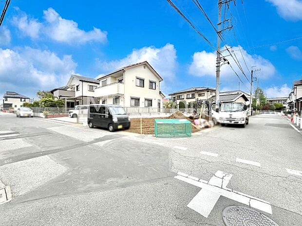 ~Exterior~ 前面道路: 住宅地になっているので車量も少なく、静かな立地です。子育て環境も良好です♪♪周辺環境もあわせてご案内させて頂きます。お気軽にお問い合わせください。