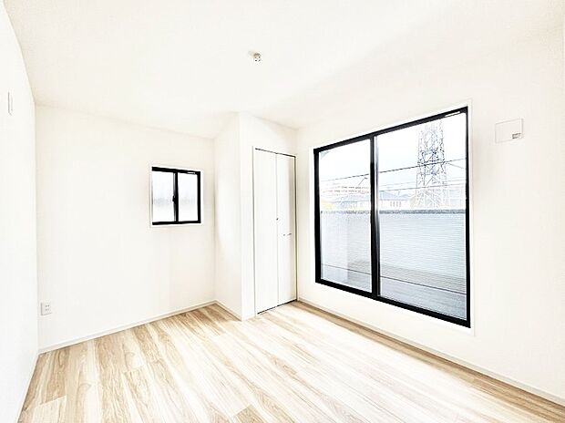 ◆2号棟◆~Bed Room~ バルコニーからの採光で朝もスッキリ目が覚めそうですね!穏やかな光が差し込む室内には、穏やかな時間が流れます。落ち着いた空間で自分の趣味を楽しむのはいかがですか。