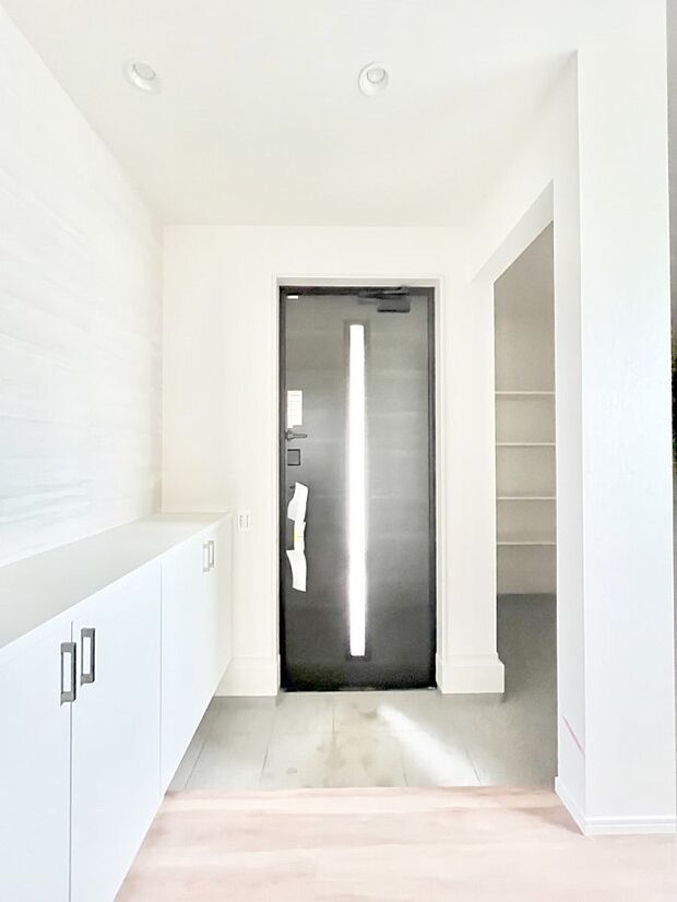 ◆1号棟◆~Entrance~ 家の中でお客様を迎える最初の場所である玄関は、家の印象そのものです!豊富な玄関収納で、常に綺麗に保つことが出来ます♪玄関にはたっぷり収納の下駄箱を完備!