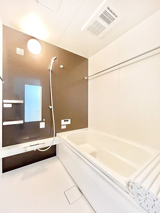 ◆1号棟◆~Bath Room~ 足を伸ばして入浴することが可能!一日の疲れを癒す貴重なバスタイムです。お子様とご一緒でも十分な広さなので、リビングとは違った家族団欒のひと時をお楽しみいただけます。