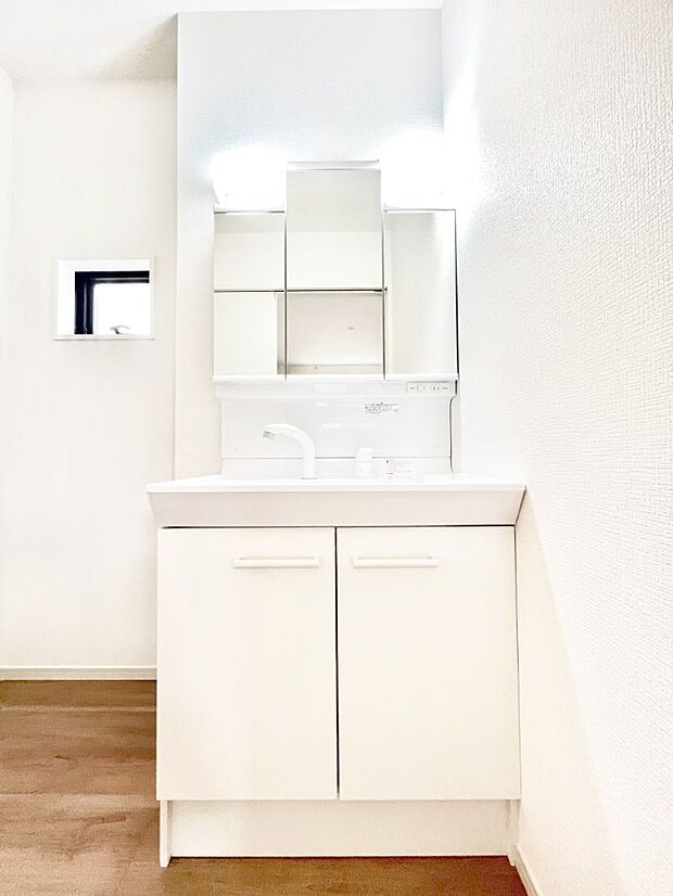 ◆1号棟◆~Dressing Room~ 暗くなりがちな洗面所も窓があると採光と換気が可能なので気持ちよくお使い頂けます。三面鏡タイプの洗面台は鏡裏収納で散らかりがちな洗面所もスッキリ♪