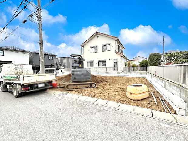 ◆1号棟◆~Exterior~ 一戸建ての大きなメリットは、自分達の「土地」を「自由に」使える事です。ガーデニングやDIY,車やバイクの趣味など様々な用途で利用できます。