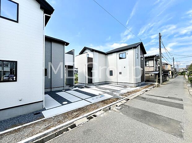 ~Exterior~ 前面道路は閑静な住宅地をはしる車通りの少ない道路。駐車の出し入れもらくらくです!ご不明点・現地見学のご希望は、お気軽にお問い合わせください!