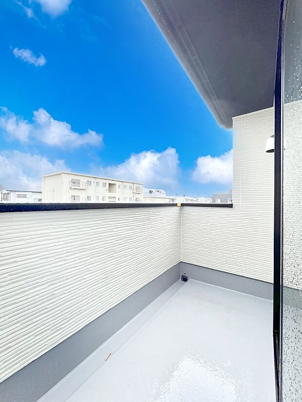◆1号棟◆~Balcony~ 大きな空に囲まれた気持ちのいい家。バルコニーを覗くだけで圧倒的な開放感に包まれます。バルコニーは陽がさしこみお布団や洗濯物を気持ちよく干すことができます。