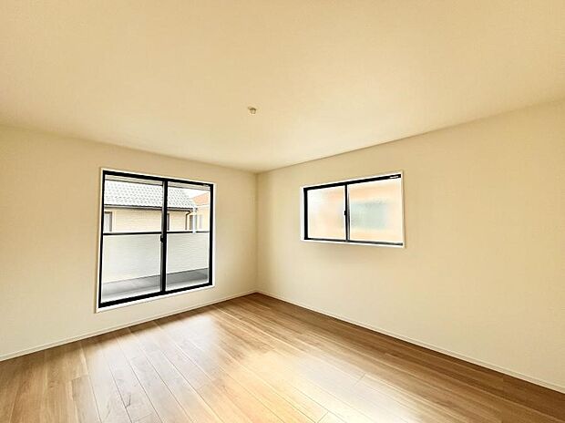 ~Bed Room~ 穏やかな光が差し込む室内には、穏やかな時間が流れます。休日には、落ち着いた空間で自分の趣味を楽しむのはいかがですか。※1号棟同仕様写真