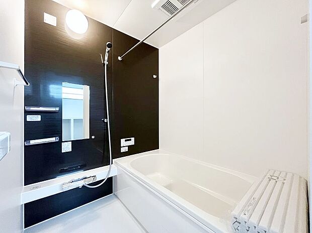 ～Bath Room～　落ち着いた雰囲気の浴室で明日に向けてリフレッシュ。浴室乾燥機能も付いているので隣の洗濯機置き場で洗い上がった洗濯物を、雨の日も天気を気にせず乾燥させることも可能です。