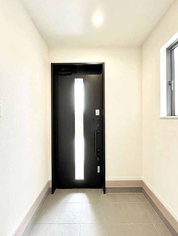 ◆C号棟◆～Entrance～　家の中でお客様を迎える最初の場所である玄関は、家の印象そのものです！豊富な玄関収納で、常に綺麗に保つことが出来ます♪玄関にはたっぷり収納の下駄箱を完備！
