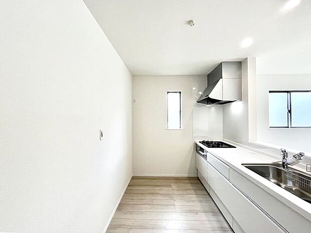 ◆C号棟◆~Kitchen~ 自然光が入る窓のあるキッチン☆毎日使う場所だからこそ、使い勝手を考慮しました。ゆったりとしたキッチンコーナーは質感豊かな仕上がりとなっております。