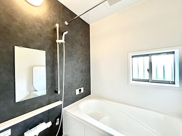 ◆C号棟◆～Bath Room～　落ち着いた雰囲気の浴室で明日に向けてリフレッシュ。浴室乾燥機能も付いているので隣の洗濯機置き場で洗い上がった洗濯物を、雨の日も天気を気にせず乾燥させることも可能です。