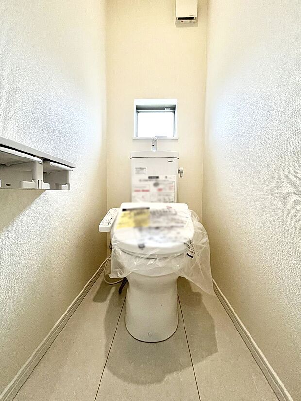 ◆C号棟◆~Toilet~ 清潔感のある水回り♪トイレはウォシュレット付きです◎トイレは毎日使わざるを得ないもの。いつも清潔を保ちたいですね。トイレが2ヶ所あるので朝の混雑時に便利です!