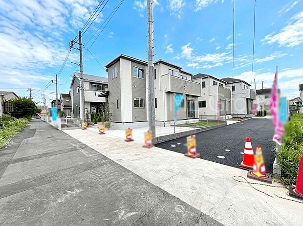 ~Exterior~ 北西 5.77m 公道 前面道路は閑静な住宅地をはしる車通りの少ない道路。駐車の出し入れもらくらくです!ご不明点・現地見学のご希望は、お気軽にお問い合わせください!