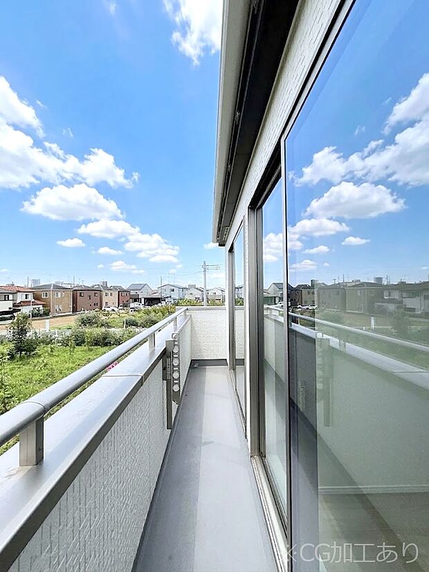 ◆C号棟◆~Balcony~ 大きな空に囲まれた気持ちのいい家。 バルコニーを覗くだけで圧倒的な開放感に包まれます。 バルコニーは陽がさしこみお布団や洗濯物を気持ちよく干すことができます。