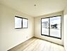 室内：◆C号棟◆～Bed Room～  「今日も一日お疲れ様」とご夫婦でゆったりくつろげる寝室。毎日の家事やお仕事に疲れた日はフカフカのベットで癒されてください。テレビや本棚をおいても快適な広さが自慢♪