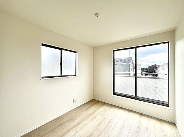 ◆C号棟◆～Bed Room～  「今日も一日お疲れ様」とご夫婦でゆったりくつろげる寝室。毎日の家事やお仕事に疲れた日はフカフカのベットで癒されてください。テレビや本棚をおいても快適な広さが自慢♪