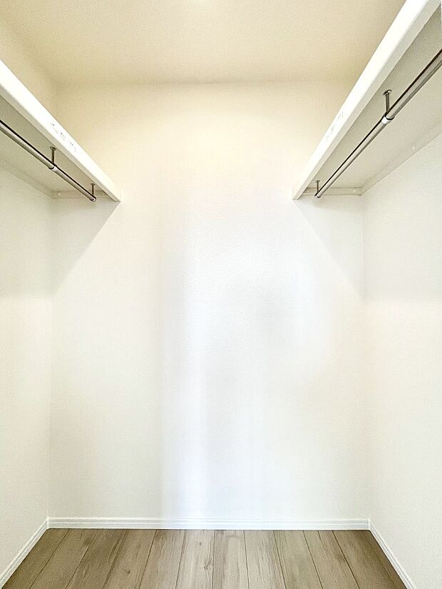 ◆C号棟◆～Walk-in Closet～　たくさんの洋服をかけてもシワになりにくいウォークインクローゼット。洋服以外にも、普段使わない家電やスーツケース、ストック品など何でも片付く嬉しい空間です。