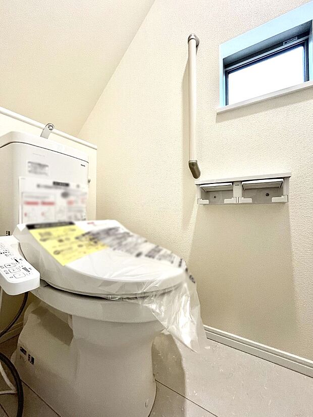 ◆A号棟◆~Toilet~ 清潔感のある水回り♪トイレはウォシュレット付きです◎トイレは毎日使わざるを得ないもの。いつも清潔を保ちたいですね。トイレが2ヶ所あるので朝の混雑時に便利です!