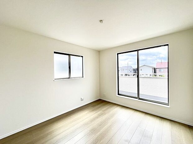 ◆A号棟◆~Bed Room~ バルコニーからの採光で朝もスッキリ目が覚めそうですね!穏やかな光が差し込む室内には、穏やかな時間が流れます。休日には、落ち着いた空間で自分の趣味を楽しむのはいかがですか