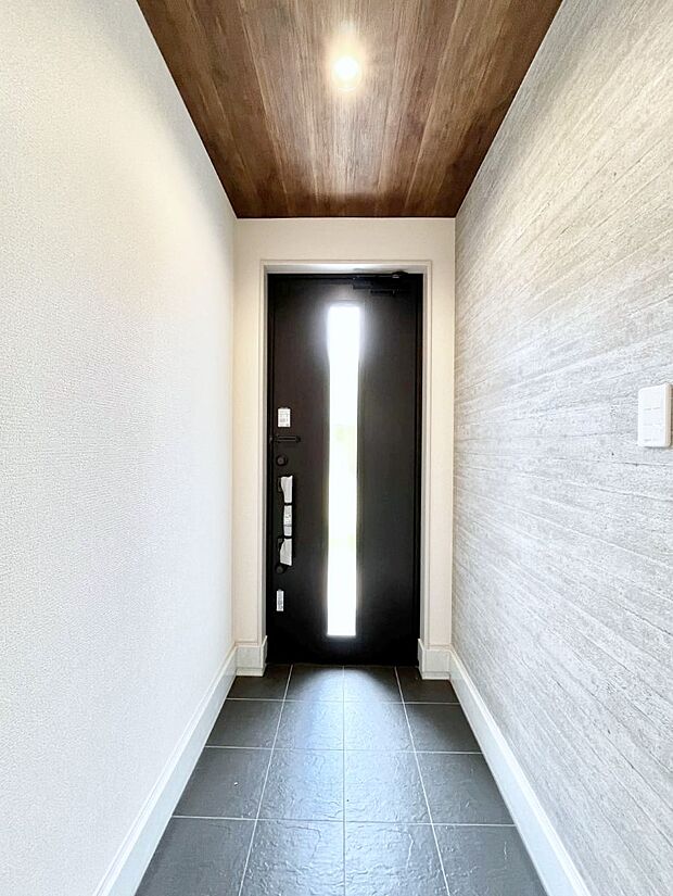 ◆2号棟◆～Entrance～　玄関は家の顔といわれますが我が家のセンスをさりげなく感じさせる魅力ある玄関造りも楽しみの一つ。帰宅する度に家族がほっとできる心地よい空間造りも大切ですね♪