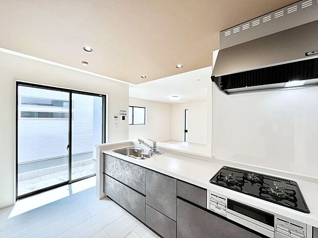 ◆2号棟◆~Kitchen~ 自然光が入る窓のあるキッチン☆毎日使う場所だからこそ、使い勝手を考慮しました。ゆったりとしたキッチンコーナーは質感豊かな仕上がりとなっております。