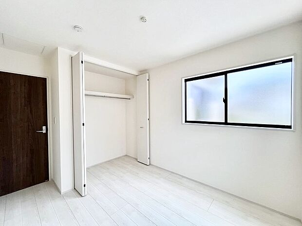 ◆2号棟◆~Bed Room~ 全居室には収納クローゼットを完備!普段使いのお洋服や小物はもちろん、季節物のお洋服などもしっかりと整理整頓おしまい頂けます。 居室空間を広く使用できますね。