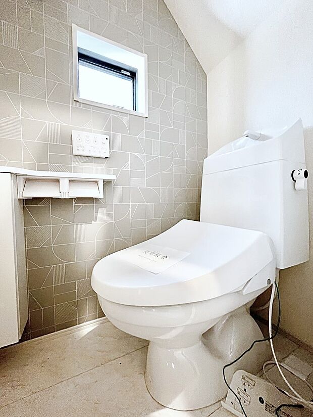 ◆2号棟◆~Toilet~ 綺麗・スッキリ・快適なウォシュレット付トイレでくつろげる空間です。採光もあり明るく、快適空間となっております♪毎日使う場所だからこその配慮です!