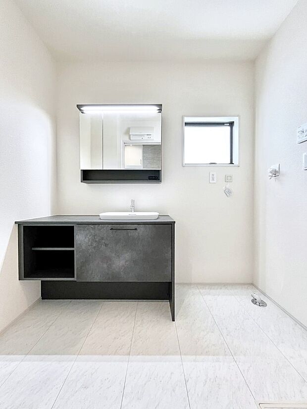 ◆2号棟◆~Dressing Room~ 清潔感溢れる色合いで統一されていると、スッキリと整った印象をうけます。鏡の裏にはたっぷりと収納スペースを標準装備!水廻りは、シンプルかつ機能性を重視して。