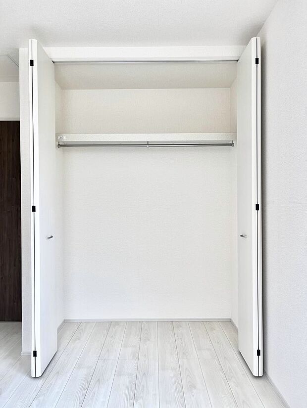 ~Closet~ 壁面クローゼットがあればタンスを置く必要がなく、出っ張りのないスッキリ空間を維持できます。限られたスペースを有効に活用できそう。季節の衣類や趣味の品などたっぷり収納出来ますね♪