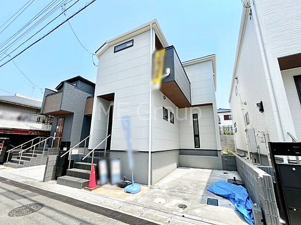 ◆2号棟◆~Exterior~ 一戸建ての大きなメリットは、自分達の「土地」を「自由に」使える事です。ガーデニングやDIY,車やバイクの趣味など様々な用途で利用できます。